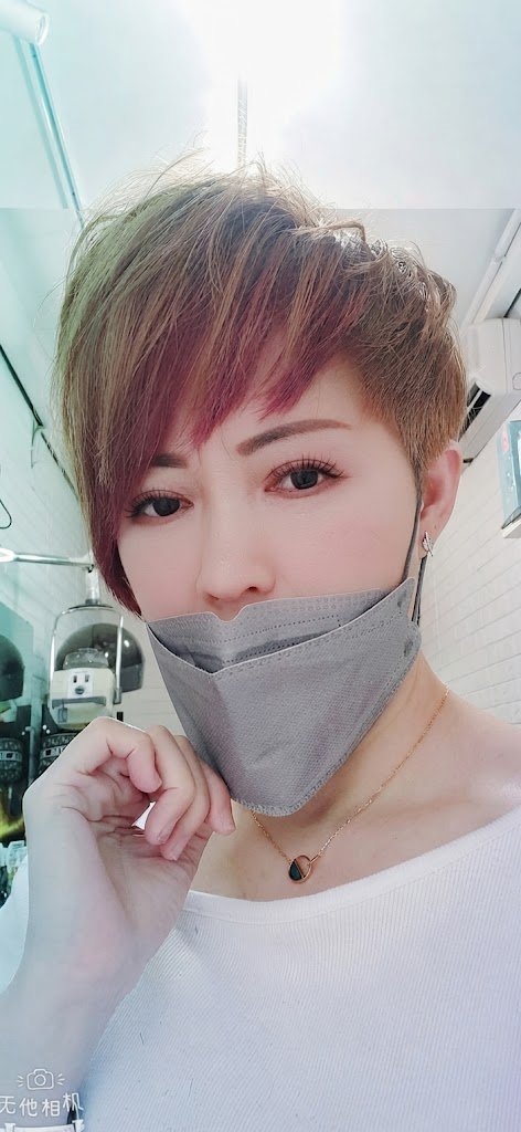 店主粉亮挑染造型