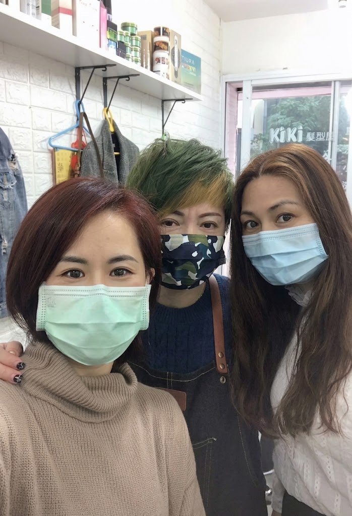 琪琪髮型屋門面與熟客合照